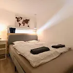 Daire Cute Gallery Flat In Kiraly Street